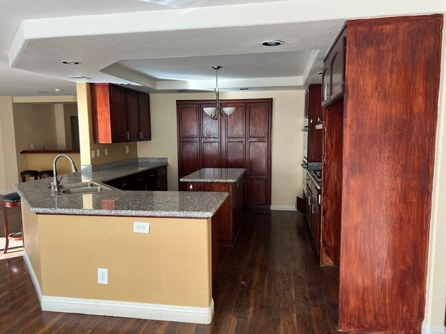 Building Photo - 6 bedroom Home With Pool and Basement