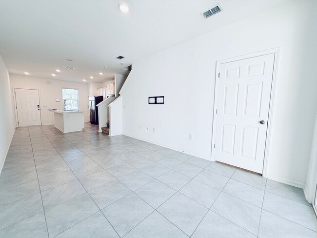 Building Photo - Move-In Ready Townhome with Spacious Layou...