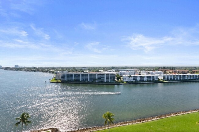 Building Photo - 115 Lakeshore Dr