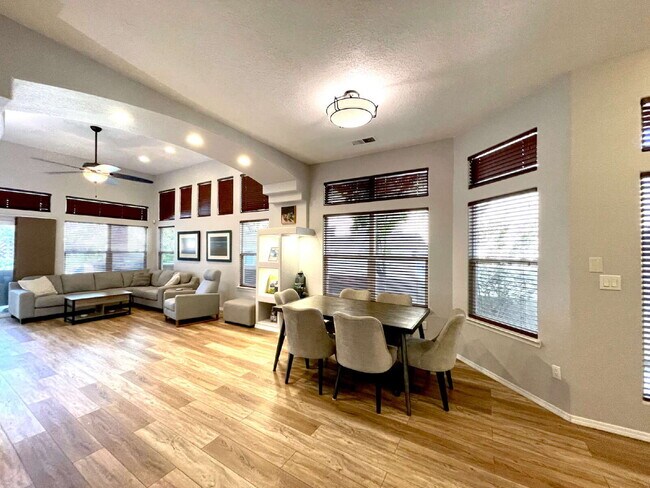 Building Photo - High Desert Beauty! Community Pool!