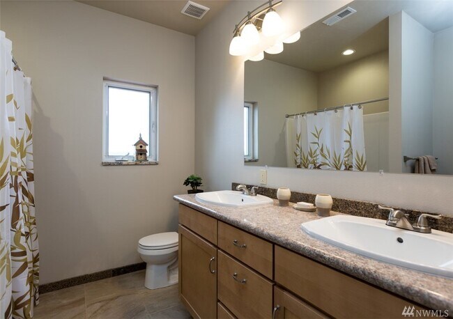 Building Photo - Amazing Dash Point Beach Front Home!