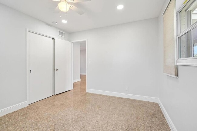 Building Photo - 530 NE 46th St