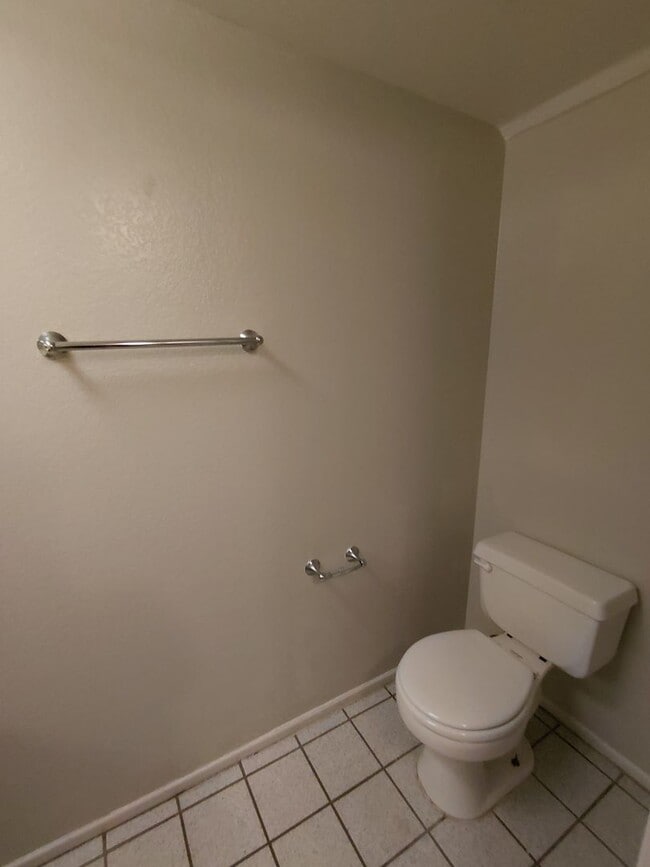 Building Photo - Move-In Ready 2-Story Apartment for Rent!