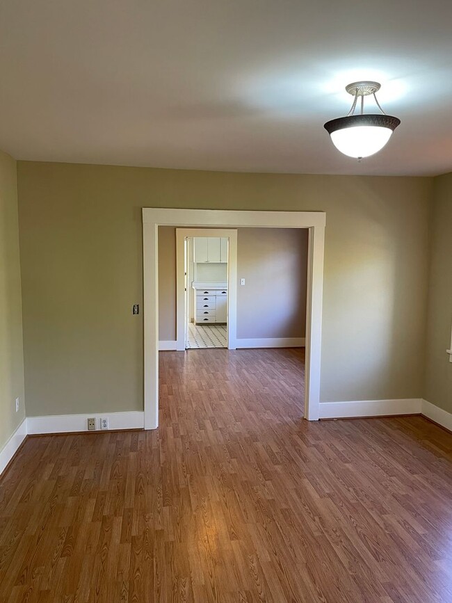 Building Photo - Great West Side Location!!