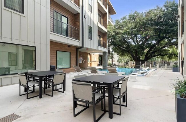 Building Photo - 2500 Longview St