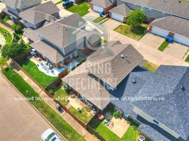 Building Photo - Stunning West Norman 3 Bed 2 Bath Townhome!