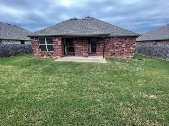 Building Photo - Stunning 3-Bedroom, 2-Bathroom Single Fami...