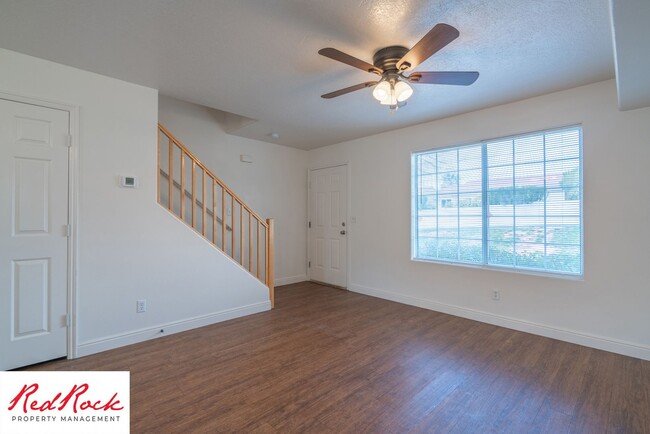 Building Photo - 2 Bedroom Townhome Available