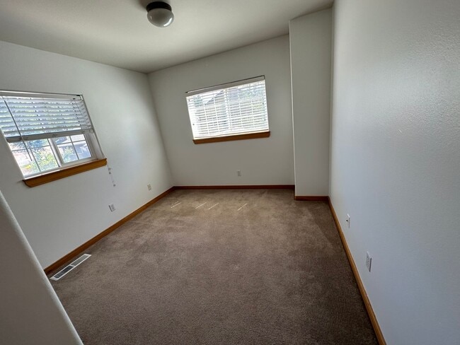 Building Photo - Bring the DOG! 3 Bdrm located in Westside Pines, All Appliances, Newer Paint In & Out, Double Gar...