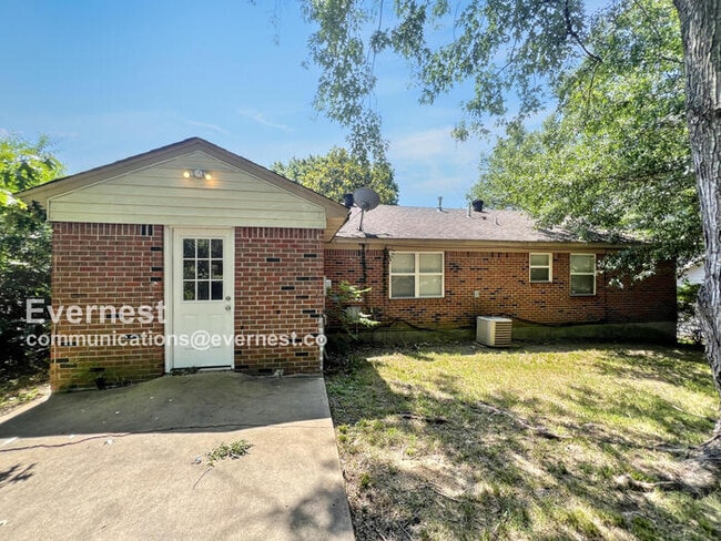 Building Photo - 922 Woodburne Pl