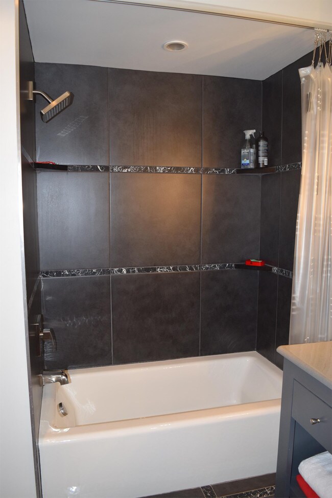 Building Photo - 301 Homan Ave