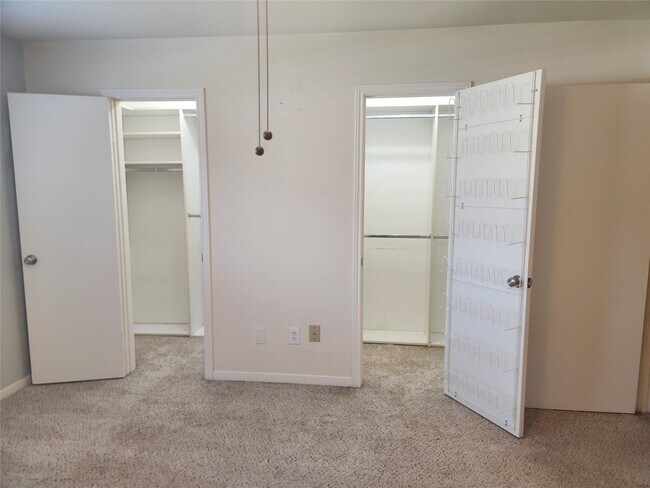 Building Photo - 10352 Longmont Dr