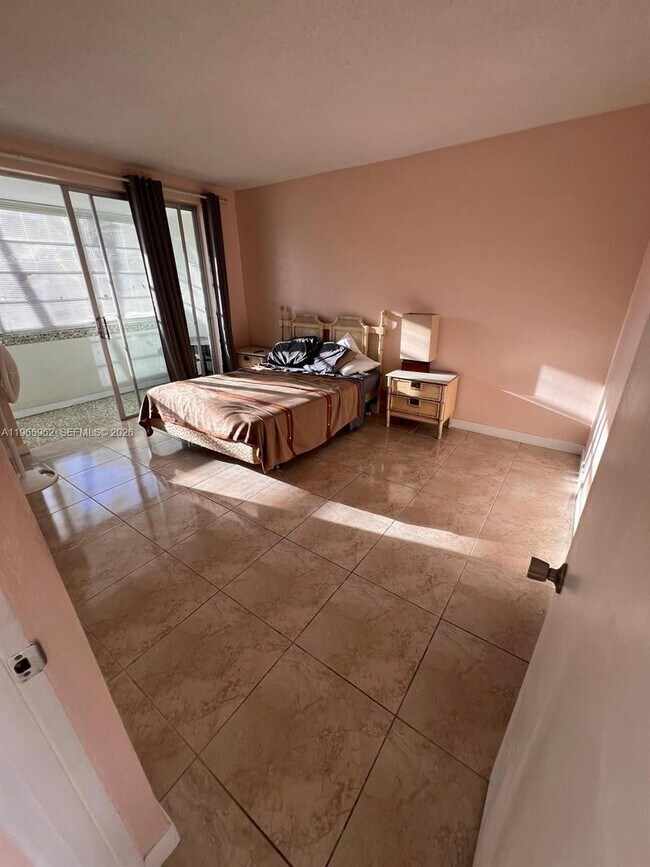 Building Photo - 1591 NE Miami Gardens Dr