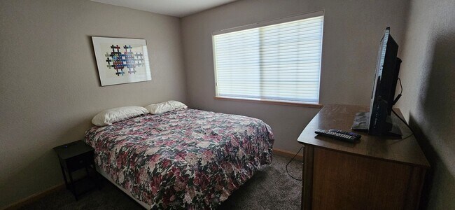 Building Photo - Large furnished mountain home walking distance to the river --- Available October 1