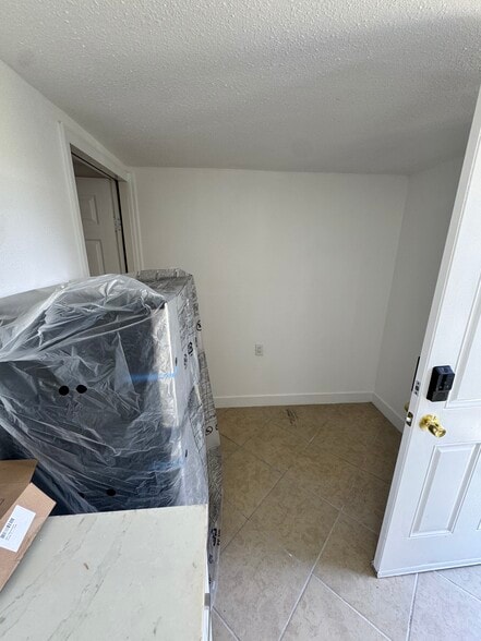 Building Photo - 1721 Manor Dr