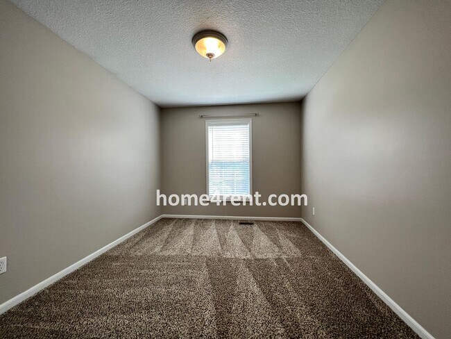 Building Photo - Wonderful Northland Home w/ Hardwood Floors and Plenty of Space!!