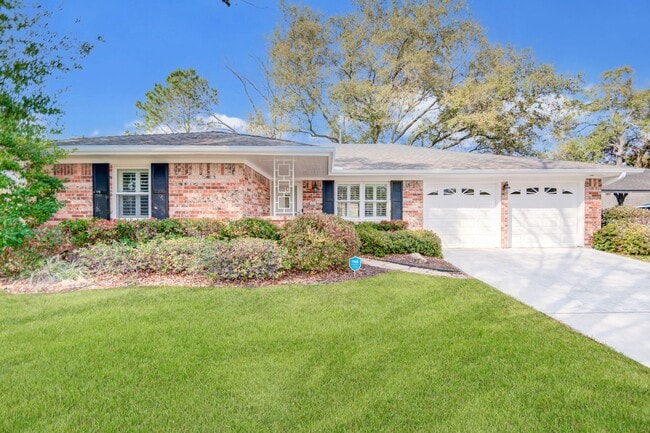 Primary Photo - Beautiful 3 Bedroom 2 Bath Home in Meyerla...