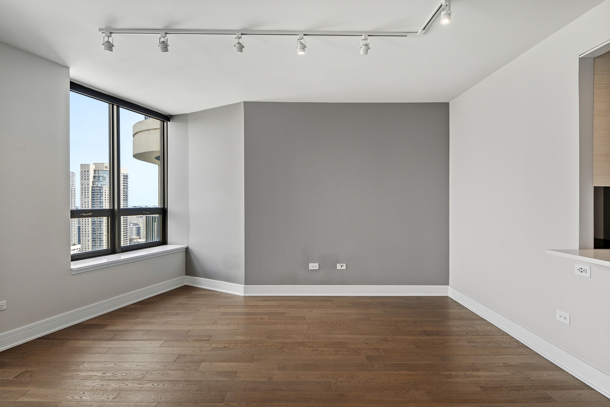 Building Photo - 400 N La Salle Dr