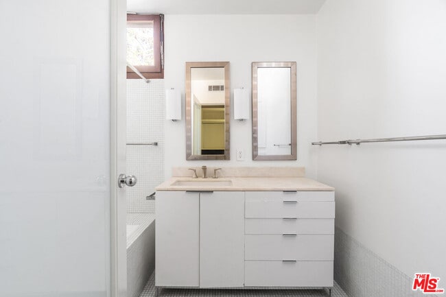 Building Photo - 949 S Muirfield Rd