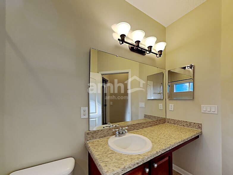 Building Photo - 11390 Oaklawn Rd