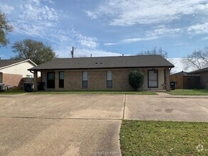 Building Photo - 718 San Saba Dr