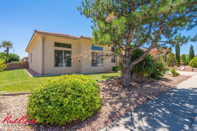 Building Photo - Comfortable 3-bedroom Home. Small Dog Frie...