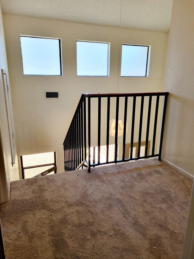 Building Photo - Spacious 3 Bedroom Available NOW!