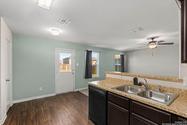 Building Photo - Charming Home Awaits: Spacious & Modern Living in a Prime Location