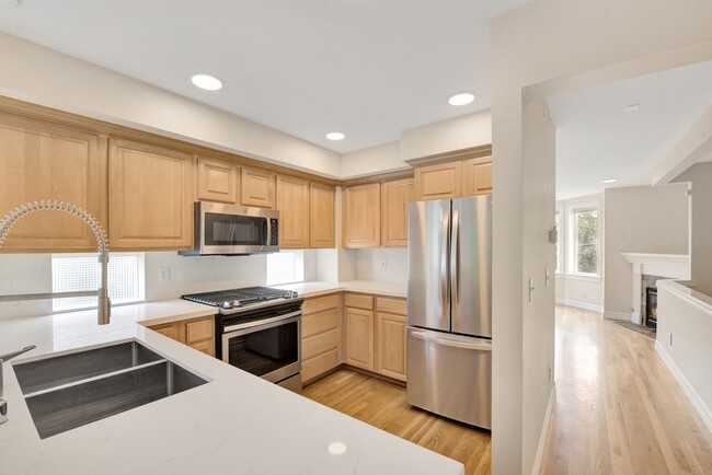 Building Photo - Rooftop Deck & Convenient Seattle Location