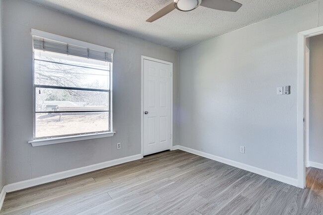 Building Photo - Broken Spoke - SOLA Townhome - 2BD - 1BA -...