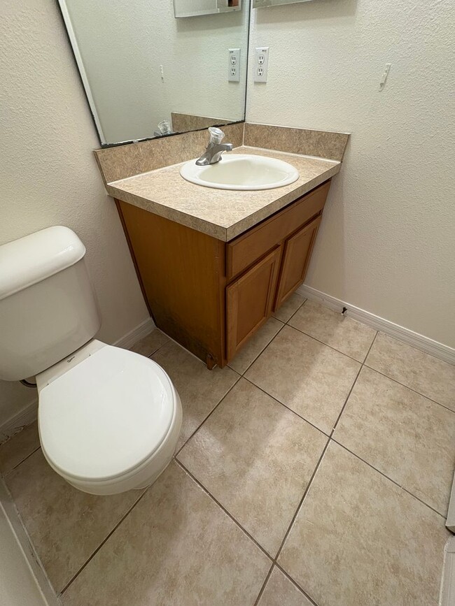 Building Photo - For Rent: 3 Bed / 2.5 Bath Townhome in Ash...
