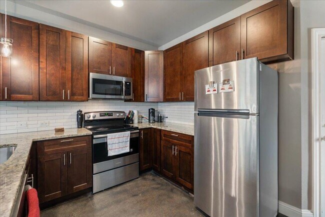 Building Photo - 5800 Clubhouse Dr