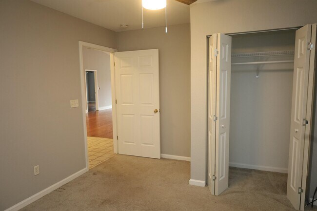 Building Photo - 698 Pepperbush Dr