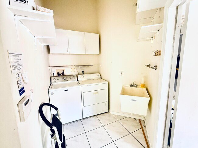 Building Photo - 10921 Royal Caribbean Cir