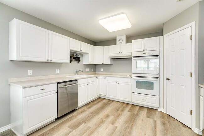Building Photo - 23012 Verano Dr