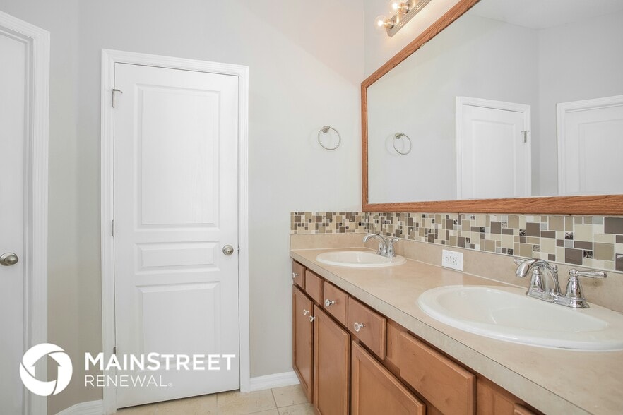 Building Photo - 4632 Doral Park Ave