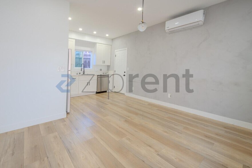 Building Photo - Unit