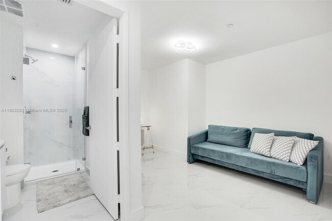 Building Photo - 700 NE 24th St