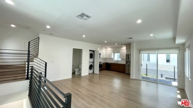 Building Photo - 5222 Satsuma Ave