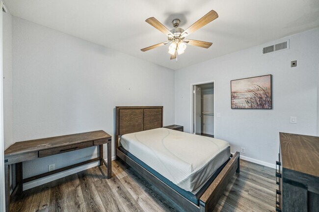 Building Photo - Mission Valley Beautiful Townhome Fully Furnished with A/C, Laundry + Parking