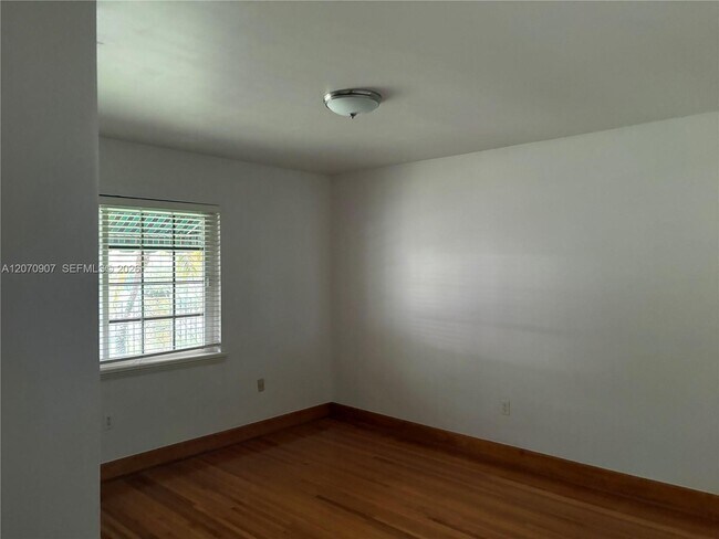 Building Photo - 805 Paradiso Ave