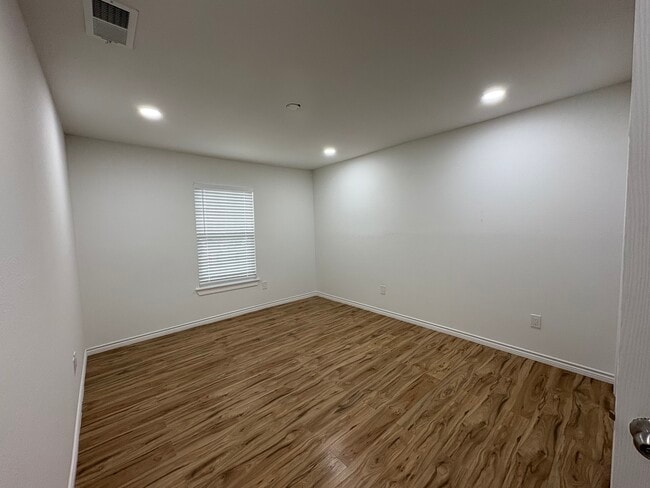 Building Photo - 327 S 3rd St