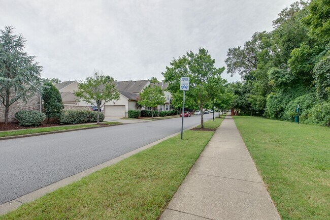 Building Photo - 3 Bed, 2.5 Bath Townhome w/ 2 Car Garage