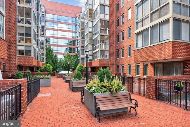 Building Photo - 1050 N Taylor St