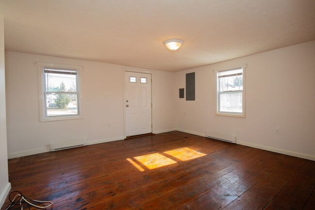 Building Photo - 3 bedroom, 1 full/1 half bath, Duplex in C...