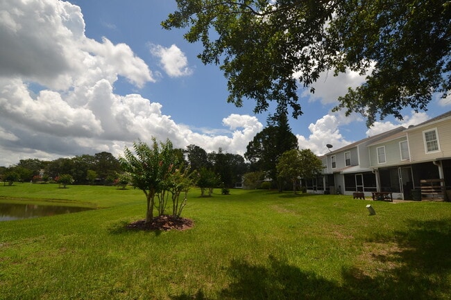 Building Photo - Beautiful 2/2.5 Winter Springs Townhome ~ Newer Paint & Flooring ~ End Unit with Pond View!