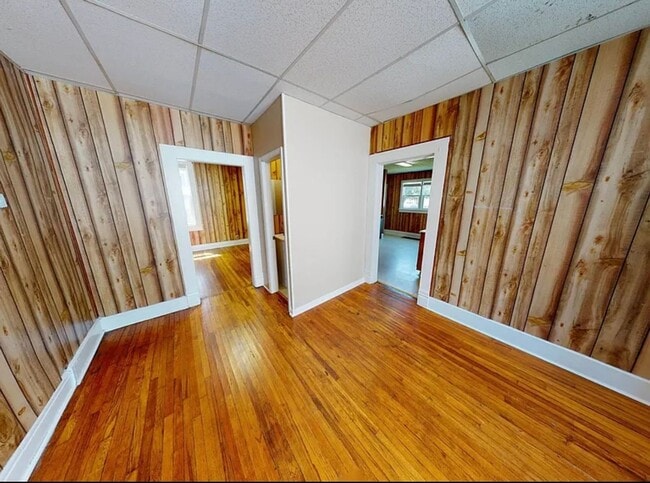 Building Photo - 3 bedroom 1.5 bath house - Now available for the 2026/2027 lease term!