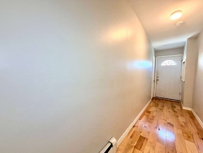 Building Photo - Spacious 1 Bedroom + Bonus Room w/Parking