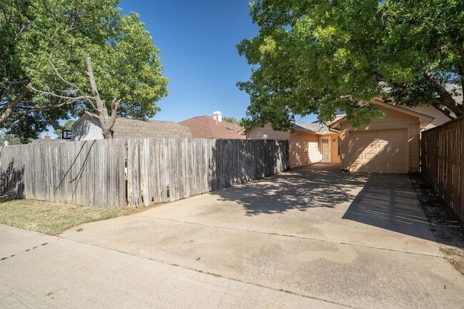 Building Photo - 324 Nita Ln