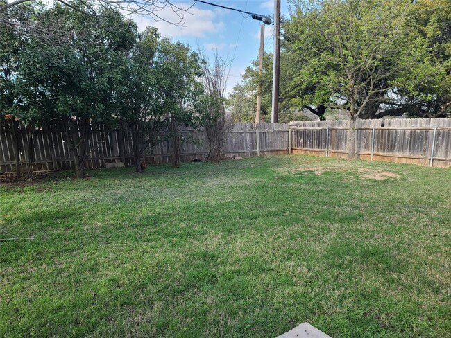 Building Photo - 904 Woodview Dr